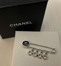Chanel safety pin d'occasion  Expédié en Belgium