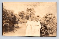 Cartão postal da moda RPPC Three Women on Path to Bear Pit Farm Country comprar usado  Enviando para Brazil