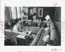 1981 Press Photo sofá modular com mesa de sofá Chippendale e baú de latão. comprar usado 1981 Press Photo sofá modular com mesa de sofá Chippendale e baú de latão. comprar usado  Enviando para Brazil