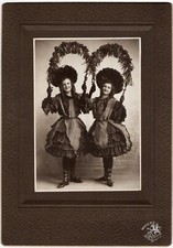 DUAS JOVENS DANÇARINAS: SEGURANDO PENAS: CHICAGO: FOTO VINTAGE: DÉCADA DE 1910, usado comprar usado  Enviando para Brazil
