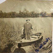 Usado, Homem no barco traje de peixe grande vestido década de 1930 era pesca no lago foto comprar usado  Enviando para Brazil