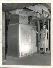 1948 Press Photo Mrs. David Harvey e sua "Reverse Refrigerator" em Seattle casa. comprar usado  Enviando para Brazil