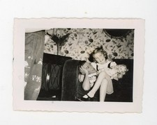 Menina com boneca de brinquedo vintage encontrada foto instantânea comprar usado  Enviando para Brazil