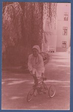 Linda menina de casaco médico andando de bicicleta infantil foto soviética vintage URSS comprar usado  Enviando para Brazil