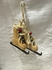 Ornamento de Natal de patins de gelo esculpidos em madeira/metal 2,75 pol. comprar usado  Enviando para Brazil