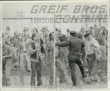 Usado, 1975 Press Photo New York State Fair Grounds concerto participantes atrás da cerca comprar usado  Enviando para Brazil