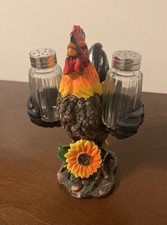 Suporte para galo DWK Spice To Crow About Salt & Pepper Shaker casa de campo comprar usado  Enviando para Brazil