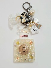 Usado, Chaveiro/bolsa decoração frasco de perfume, muitos amuletos fofos. Novo  comprar usado  Enviando para Brazil