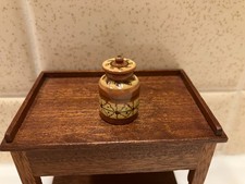 Tarro de almacenamiento con tapa de cerámica roja Jane Graber miniatura para casa de muñecas 2017 1:12 segunda mano  Embacar hacia Mexico