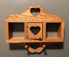 Prateleira de madeira vintage country Knick-Knack com porta de corte de coração central com botão 2 pinos comprar usado Prateleira de madeira vintage country Knick-Knack com porta de corte de coração central com botão 2 pinos comprar usado  Enviando para Brazil