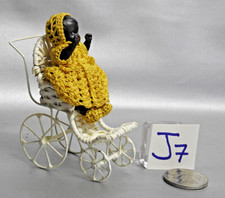 J7. BONECAS MINIATURA VINTAGE CARRINHO DE BEBÊ BRANCO METAL/BENGALA E BONECA PRETA ALEMÃ VESTIDA comprar usado  Enviando para Brazil