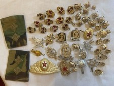 Lote de trabajo insignias de gorra militar/coronas/pips/botones más de 50 artículos (2 insignias rusas) segunda mano  Embacar hacia Mexico