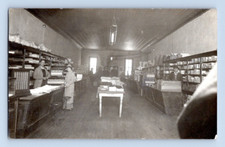 RPPC 1910. ROCKY, OKLAHOMA. INTERIOR DA LOJA DE TECIDOS.  CARTÃO POSTAL SC38 comprar usado  Enviando para Brazil