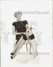 Usado, 1958 Press Photo Uma mulher de pernas longas posa com seu cachorro - lra94021 comprar usado  Enviando para Brazil