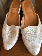 Mules cuir brodé d'occasion  France