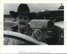 Usado, 1991 Press Photo Constable Kyle Crain usa nova arma laser para capturar velocistas-Texas comprar usado  Enviando para Brazil