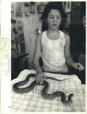 1984 Press Photo Mary Ann Ruggieri Petting a Corn Snake - sya07817 comprar usado  Enviando para Brazil