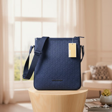 Bolsa tiracolo carteiro/eletrônica nova com etiquetas Michael Kors azul marinho monograma em relevo comprar usado Bolsa tiracolo carteiro/eletrônica nova com etiquetas Michael Kors azul marinho monograma em relevo comprar usado  Enviando para Brazil