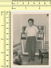 Usado, 153 1958 Jukebox Man Guy Pose Máquina de Música Retrato vintage foto antiga original comprar usado  Enviando para Brazil
