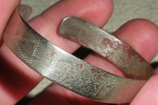 PULSEIRA ANTIGA DE METAL GRAVADA ROCKER PLANÍCIES DATADA DE 1934 COM CORAÇÕES vafo comprar usado  Enviando para Brazil
