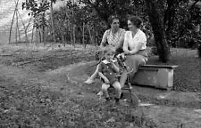 Two women seating d'occasion  Expédié en Belgium