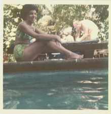 Foto da década de 1960 menina morena em traje de banho sexy duas peças posando na borda da piscina comprar usado  Enviando para Brazil