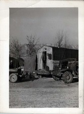 Foto da Guerra da Coreia de caminhão de carga 6x6 com correntes de neve em acampamento de tenda de inverno comprar usado  Enviando para Brazil