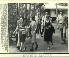 1971 Press Photo Mrs. Isabel Villa e filhas deixam complexo em Key Biscaye comprar usado  Enviando para Brazil