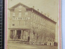 Usado, 1860's Missouri City Hotel com loja de ferragens Dehano na frente foto CDV comprar usado  Enviando para Brazil