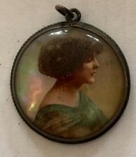 Petit medaillon rond d'occasion Petit medaillon rond d'occasion  Paris-