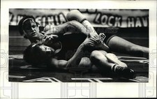 1981 Press Photo 158 libras classe Matt Dulka da CSU na parte de trás de Rob Albert comprar usado  Enviando para Brazil