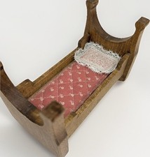 Berço de boneca de balanço artesanal vintage cama de madeira maciça para casa de bonecas com almofada e travesseiro de colcha, usado comprar usado  Enviando para Brazil