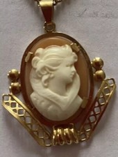 Pendentif camée corail d'occasion  Ambérieu-en-Bugey