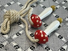 Antigo 50s Childs Jump Rope ReD MuSHRooM & PolKa DoT 🍄Vibe de gnomo de cabo de madeira comprar usado  Enviando para Brazil