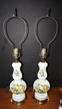 Usado, PAR VINTAGE Abajures de Mesa Globo de Vidro Branco Floral Rosas Amarelas Meados do Século Leviton comprar usado  Enviando para Brazil