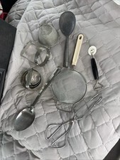 Lote de 10 utensilios de cocina vintage. Cuchara de helado, taza, cortadores redondos, pinzas + segunda mano  Embacar hacia Mexico