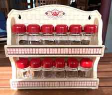 Rack de especiarias vintage de plástico marfim 2 camadas com 12 garrafas com tampas vermelhas, com Alemanha comprar usado Rack de especiarias vintage de plástico marfim 2 camadas com 12 garrafas com tampas vermelhas, com Alemanha comprar usado  Enviando para Brazil