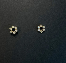 Brinco redondo design floral corte brilhante zircônia cúbica em ouro amarelo 10K, usado comprar usado  Enviando para Brazil