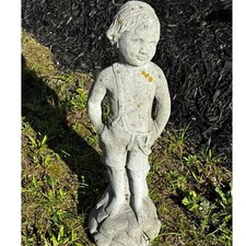 Ornamento de gramado vintage cimento jardim estátua menino com suspensórios difíceis de encontrar, usado comprar usado  Enviando para Brazil