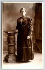 Relógio feminino com bolso~modestamente vestido, em pé por pedestal preto~Studio RPPC comprar usado  Enviando para Brazil