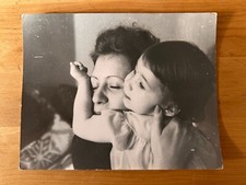 Foto vintage da década de 1960 mãe e filha criança amor de mãe família comprar usado  Enviando para Brazil
