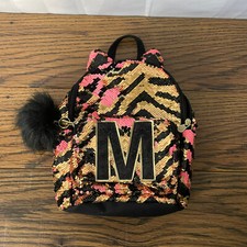 JUSTIÇA Mini Mochila Lantejoulas Flip Listra de Tigre Letra Inicial "M" Ouro Brilhante, usado comprar usado  Enviando para Brazil
