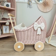 Wózek wiklinowy dla lalki różowy z pościelą, spacerówka dla lalek dla 1-3 lat na sprzedaż Wózek wiklinowy dla lalki różowy z pościelą, spacerówka dla lalek dla 1-3 lat na sprzedaż  PL