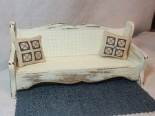 Sofá de madeira rústico miniatura para casa de bonecas com tapete e travesseiro escala 1:12, usado comprar usado  Enviando para Brazil
