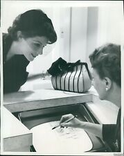 1958 Foto Circuito Fechado TV no Salão de Beleza Recepção Mesa Tecnologia 8X10, usado comprar usado  Enviando para Brazil
