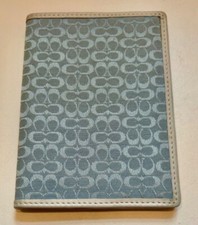 Funda protectora Coach Passport tela azul bebé con borde de cuero crema e interior segunda mano  Embacar hacia Mexico