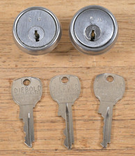 COMO ESTÁ 2x cilindros de bloqueio de gabinete Diebold C8160 com 3 chaves incompatíveis comprar usado COMO ESTÁ 2x cilindros de bloqueio de gabinete Diebold C8160 com 3 chaves incompatíveis comprar usado  Enviando para Brazil