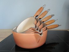 5 Casseroles avec bec verseur  fonte émaillée Marron Le Creuset  Manche en Bois, usado comprar usado 5 Casseroles avec bec verseur  fonte émaillée Marron Le Creuset  Manche en Bois, usado comprar usado  Enviando para Brazil