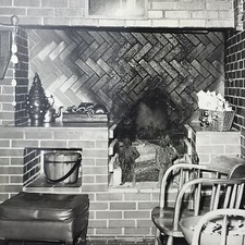 Foto vintage em preto e branco lareira a lenha parede de tijolos decoração de Natal comprar usado  Enviando para Brazil