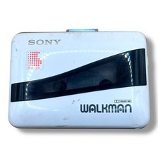 Sony Walkman WM-68 Bianco Vintage – Si Accende, Non Testato con Cassetta  comprar usado  Enviando para Brazil